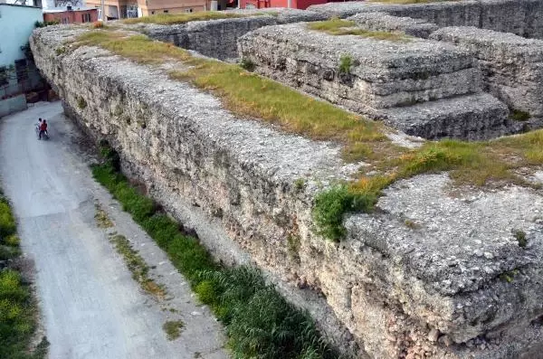 Donuktaş Roma Tapınağı, turizme kazandırılmayı bekliyor Donuktaş Roma Tapınağı, turizme kazandırılmayı bekliyor