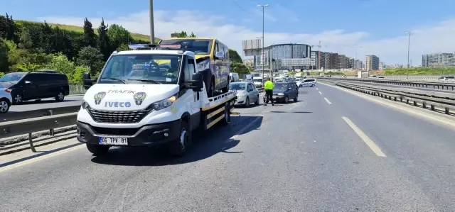 Son dakika haberi! E-5'te meydana gelen kaza sonrası yol trafiğe kapandı Son dakika haberi! E-5'te meydana gelen kaza sonrası yol trafiğe kapandı