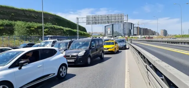Son dakika haberi! E-5'te meydana gelen kaza sonrası yol trafiğe kapandı Son dakika haberi! E-5'te meydana gelen kaza sonrası yol trafiğe kapandı
