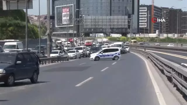 Son dakika haberi! E-5'te meydana gelen kaza sonrası yol trafiğe kapandı Son dakika haberi! E-5'te meydana gelen kaza sonrası yol trafiğe kapandı