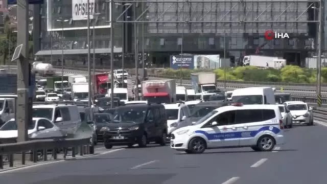 Son dakika haberi! E-5'te meydana gelen kaza sonrası yol trafiğe kapandı Son dakika haberi! E-5'te meydana gelen kaza sonrası yol trafiğe kapandı