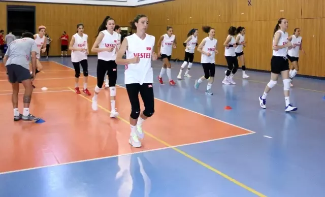 A Milli Kadın Voleybol Takımı hazırlıklarını sürdürdü A Milli Kadın Voleybol Takımı hazırlıklarını sürdürdü