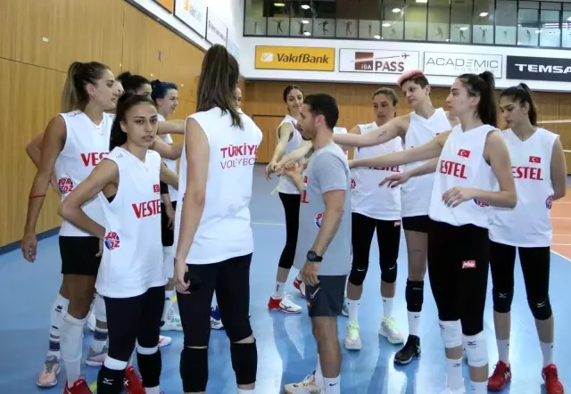A Milli Kadın Voleybol Takımı hazırlıklarını sürdürdü A Milli Kadın Voleybol Takımı hazırlıklarını sürdürdü