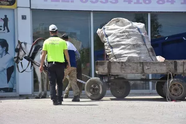 EDİRNE'DE, AT ARABASINA MOTOSİKLETLE ÇARPAN KURYE YARALANDI EDİRNE'DE, AT ARABASINA MOTOSİKLETLE ÇARPAN KURYE YARALANDI
