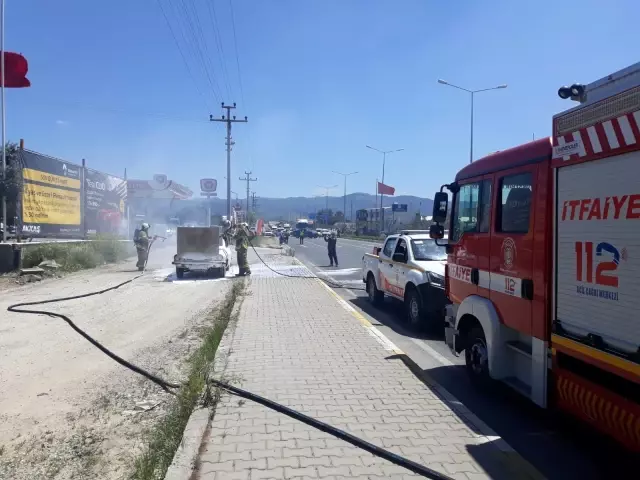 Edremit'te seyir halindeki araç alev aldı Edremit'te seyir halindeki araç alev aldı