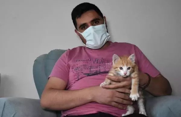 SİVAS EKİPLERİ PES ETTİREN YAVRU KEDİYİ KENDİSİ ÇIKARIP SAHİPLENDİ SİVAS EKİPLERİ PES ETTİREN YAVRU KEDİYİ KENDİSİ ÇIKARIP SAHİPLENDİ