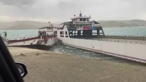ELAZIĞ'DA 2 FERİBOT ÇARPIŞTI; JANDARMANIN TEKNESİ DE HASAR GÖRDÜ ELAZIĞ'DA 2 FERİBOT ÇARPIŞTI; JANDARMANIN TEKNESİ DE HASAR GÖRDÜ