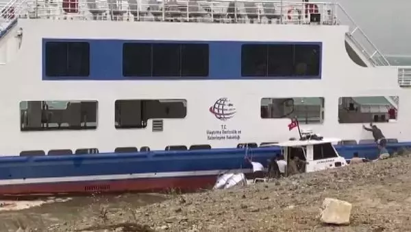 ELAZIĞ'DA 2 FERİBOT ÇARPIŞTI; JANDARMANIN TEKNESİ DE HASAR GÖRDÜ ELAZIĞ'DA 2 FERİBOT ÇARPIŞTI; JANDARMANIN TEKNESİ DE HASAR GÖRDÜ