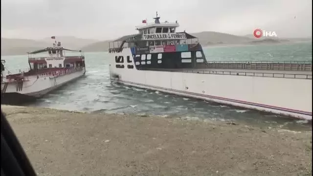 Elazığ'da fırtına nedeniyle savrulan feribotlar çarpıştı Elazığ'da fırtına nedeniyle savrulan feribotlar çarpıştı