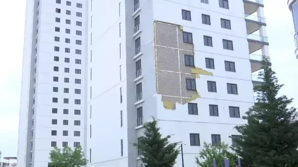 ELAZIĞ'DA FIRTINANIN ETKİSİYLE BİNANIN DIŞ KAPLAMASI SÖKÜLDÜ ELAZIĞ'DA FIRTINANIN ETKİSİYLE BİNANIN DIŞ KAPLAMASI SÖKÜLDÜ