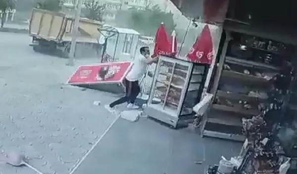 ELAZIĞ FIRTINA DONDURMA DOLABINI DEVİRDİ ELAZIĞ FIRTINA DONDURMA DOLABINI DEVİRDİ