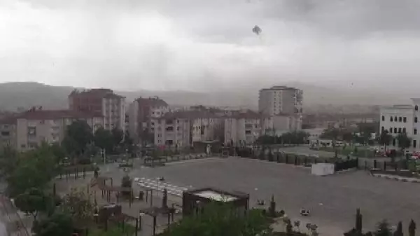 Elazığ'da fırtınanın etkisiyle binanın dış kaplaması söküldü Elazığ'da fırtınanın etkisiyle binanın dış kaplaması söküldü