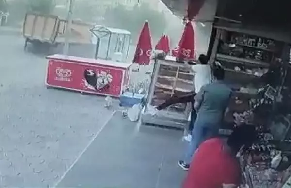 ELAZIĞ FIRTINA DONDURMA DOLABINI DEVİRDİ ELAZIĞ FIRTINA DONDURMA DOLABINI DEVİRDİ