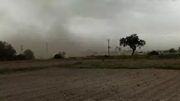 Elazığ'da fırtınanın etkisiyle binanın dış kaplaması söküldü Elazığ'da fırtınanın etkisiyle binanın dış kaplaması söküldü