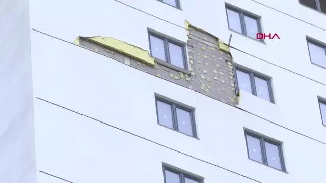 ELAZIĞ'DA FIRTINANIN ETKİSİYLE BİNANIN DIŞ KAPLAMASI SÖKÜLDÜ ELAZIĞ'DA FIRTINANIN ETKİSİYLE BİNANIN DIŞ KAPLAMASI SÖKÜLDÜ