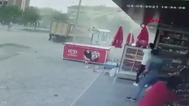 ELAZIĞ FIRTINA DONDURMA DOLABINI DEVİRDİ ELAZIĞ FIRTINA DONDURMA DOLABINI DEVİRDİ