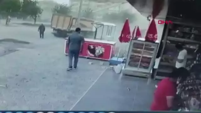 ELAZIĞ FIRTINA DONDURMA DOLABINI DEVİRDİ ELAZIĞ FIRTINA DONDURMA DOLABINI DEVİRDİ