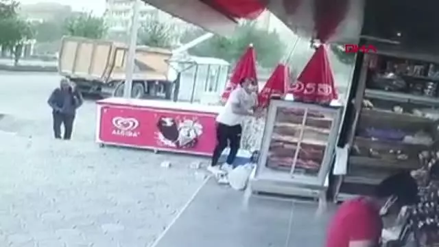ELAZIĞ FIRTINA DONDURMA DOLABINI DEVİRDİ ELAZIĞ FIRTINA DONDURMA DOLABINI DEVİRDİ