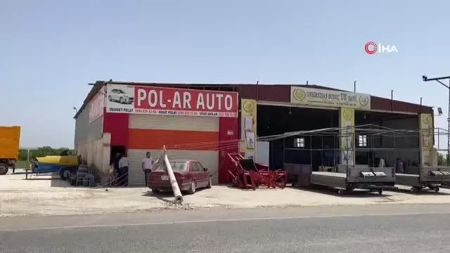 Elektrik direği otomobilin üzerine devrildi Elektrik direği otomobilin üzerine devrildi