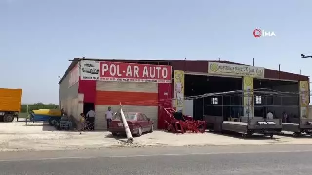 Elektrik direği otomobilin üzerine devrildi Elektrik direği otomobilin üzerine devrildi