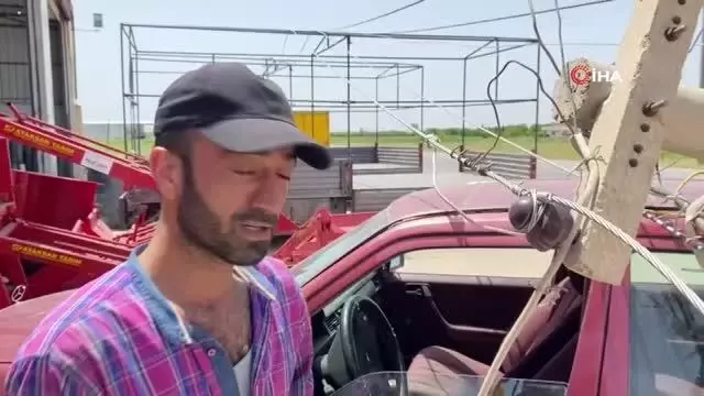 Elektrik direği otomobilin üzerine devrildi Elektrik direği otomobilin üzerine devrildi
