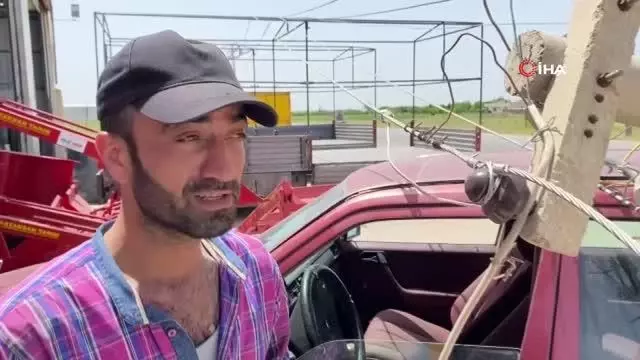 Elektrik direği otomobilin üzerine devrildi Elektrik direği otomobilin üzerine devrildi
