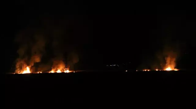 Koruma altındaki Ekşisu Sazlık Alanı'nda yangın çıktı Koruma altındaki Ekşisu Sazlık Alanı'nda yangın çıktı