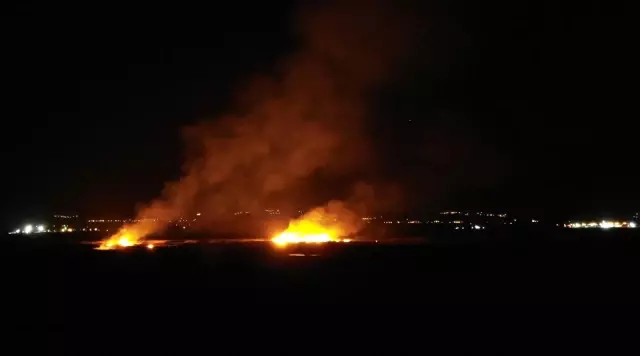 Koruma altındaki Ekşisu Sazlık Alanı'nda yangın çıktı Koruma altındaki Ekşisu Sazlık Alanı'nda yangın çıktı