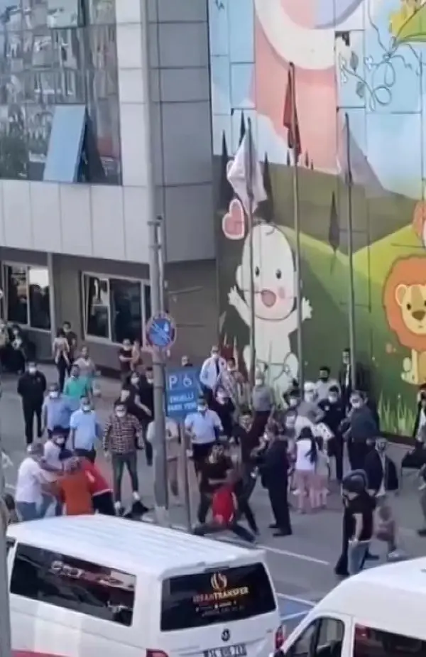 Taksicilerin 'müşteri alma' kavgasında tekme ve yumruklar havada uçuştu, 5 kişi gözaltında Taksicilerin 'müşteri alma' kavgasında tekme ve yumruklar havada uçuştu, 5 kişi gözaltında