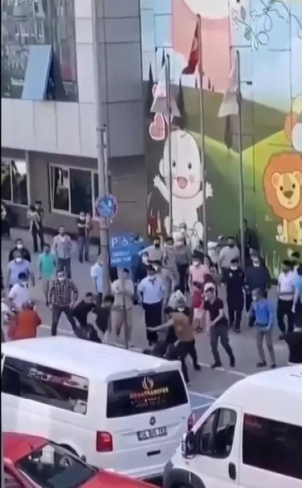 Taksicilerin 'müşteri alma' kavgasında tekme ve yumruklar havada uçuştu, 5 kişi gözaltında Taksicilerin 'müşteri alma' kavgasında tekme ve yumruklar havada uçuştu, 5 kişi gözaltında