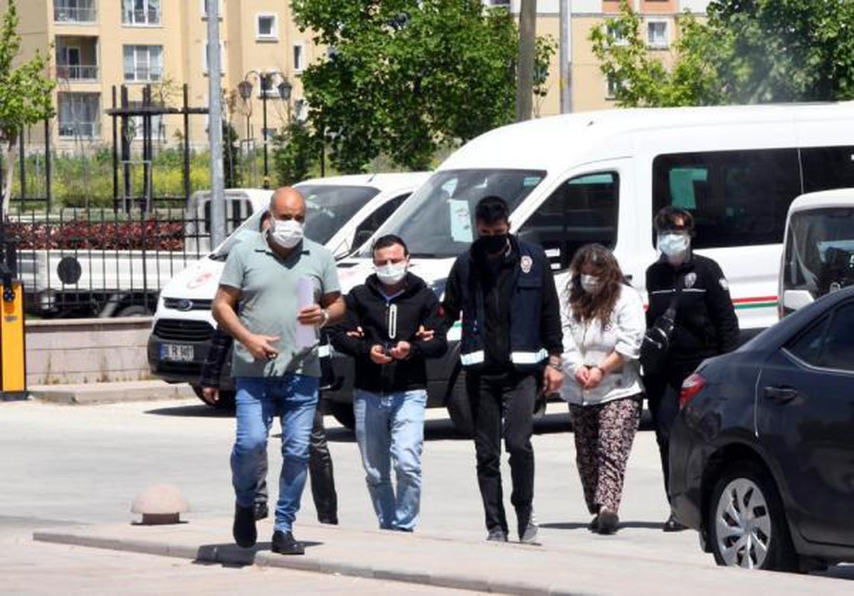 Eşiyle ilişki yaşayan babasını defalarca bıçaklayarak öldürdü