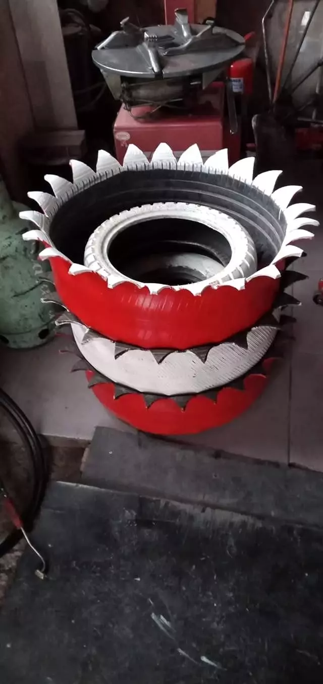 Eski lastiklerden saksı ve süs havuzu yapıyor Eski lastiklerden saksı ve süs havuzu yapıyor