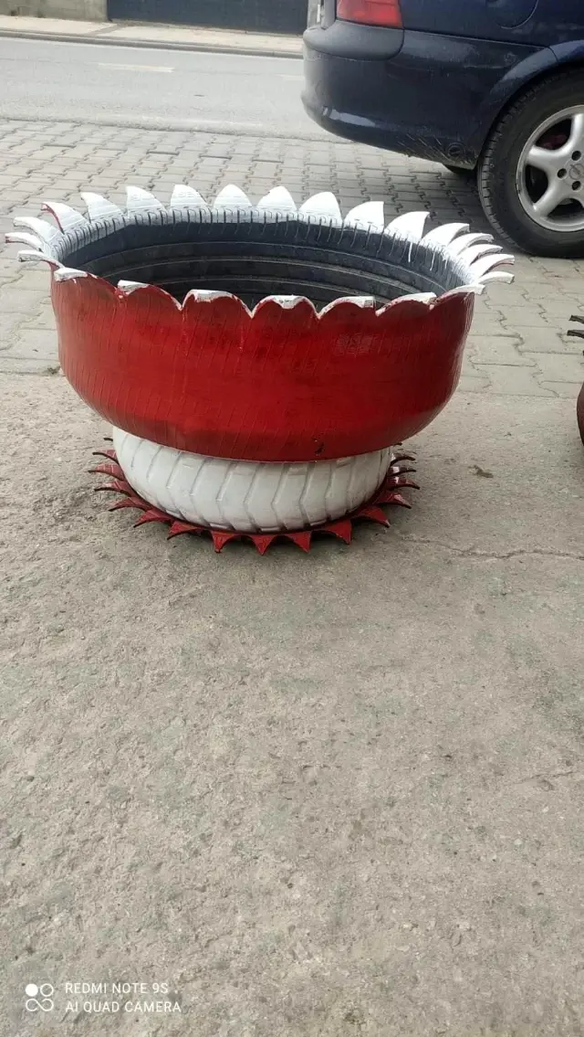 Eski lastiklerden saksı ve süs havuzu yapıyor Eski lastiklerden saksı ve süs havuzu yapıyor