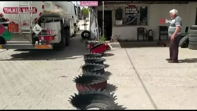 Eski lastiklerden saksı ve süs havuzu yapıyor Eski lastiklerden saksı ve süs havuzu yapıyor