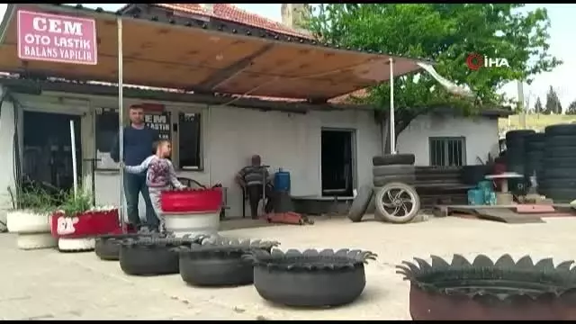Eski lastiklerden saksı ve süs havuzu yapıyor Eski lastiklerden saksı ve süs havuzu yapıyor