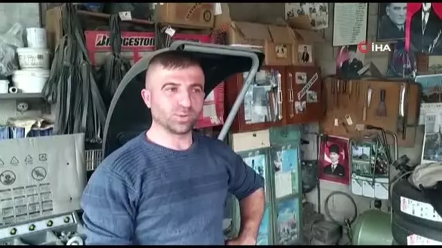 Eski lastiklerden saksı ve süs havuzu yapıyor Eski lastiklerden saksı ve süs havuzu yapıyor