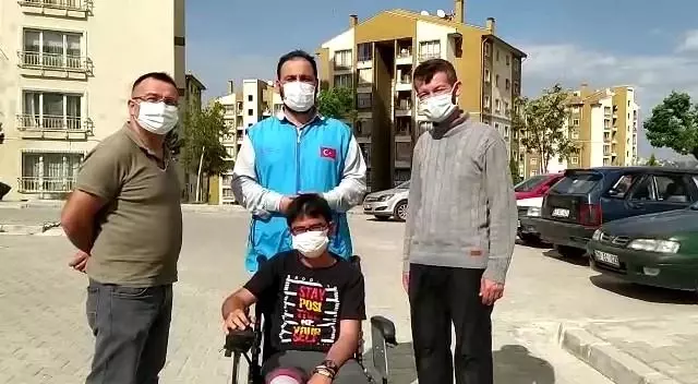 Eski tekerlekli sandalyeleri yenileyerek yeni sahipleriyle buluşturuyor Eski tekerlekli sandalyeleri yenileyerek yeni sahipleriyle buluşturuyor