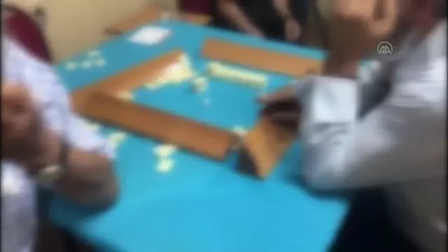 ESKİŞEHİR - Ruhsatsız iş yerinde kumar oynayan 17 kişiye para cezası uygulandı ESKİŞEHİR - Ruhsatsız iş yerinde kumar oynayan 17 kişiye para cezası uygulandı