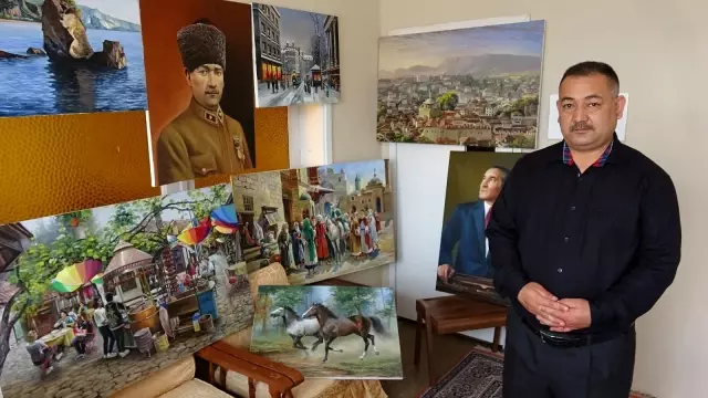 Evin bir odasında yaptığı tabloları sosyal medya üzerinden satıyor Evin bir odasında yaptığı tabloları sosyal medya üzerinden satıyor