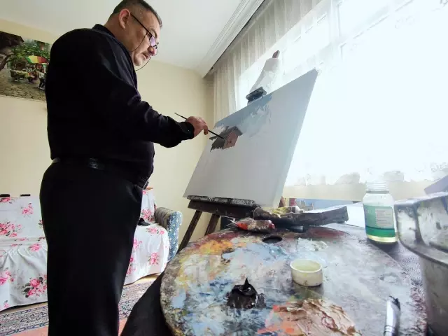 Evin bir odasında yaptığı tabloları sosyal medya üzerinden satıyor Evin bir odasında yaptığı tabloları sosyal medya üzerinden satıyor
