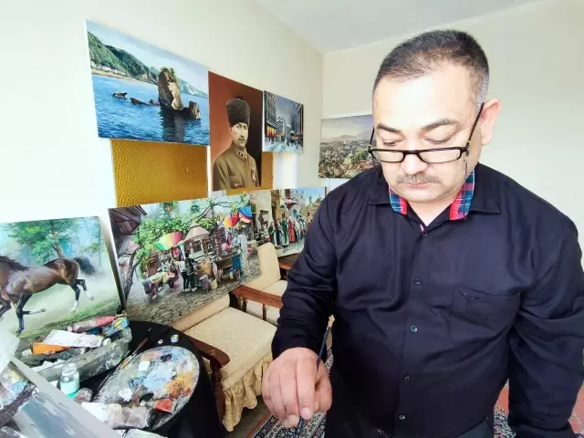 Evin bir odasında yaptığı tabloları sosyal medya üzerinden satıyor Evin bir odasında yaptığı tabloları sosyal medya üzerinden satıyor