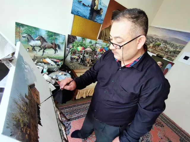 Evin bir odasında yaptığı tabloları sosyal medya üzerinden satıyor Evin bir odasında yaptığı tabloları sosyal medya üzerinden satıyor