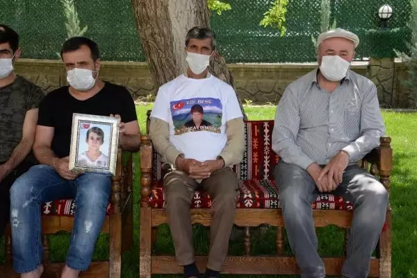 EVLAT NÖBETİNDEKİ BABA: KAÇ GEL OĞLUM, BAYRAMIMIZ OLSUN EVLAT NÖBETİNDEKİ BABA: KAÇ GEL OĞLUM, BAYRAMIMIZ OLSUN