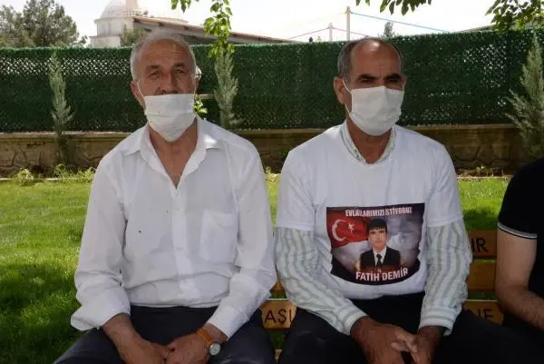 EVLAT NÖBETİNDEKİ BABA: KAÇ GEL OĞLUM, BAYRAMIMIZ OLSUN EVLAT NÖBETİNDEKİ BABA: KAÇ GEL OĞLUM, BAYRAMIMIZ OLSUN