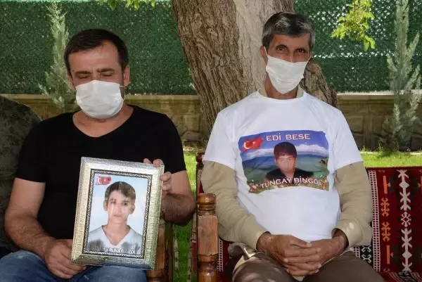 EVLAT NÖBETİNDEKİ BABA: KAÇ GEL OĞLUM, BAYRAMIMIZ OLSUN EVLAT NÖBETİNDEKİ BABA: KAÇ GEL OĞLUM, BAYRAMIMIZ OLSUN