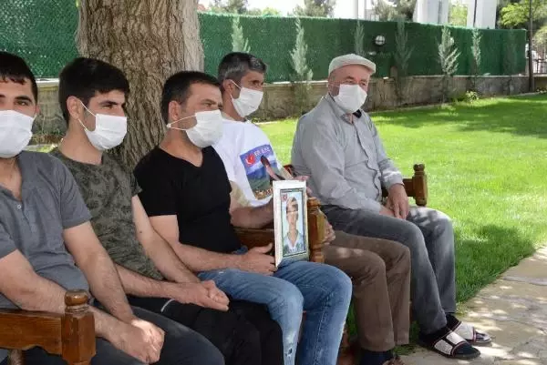 EVLAT NÖBETİNDEKİ BABA: KAÇ GEL OĞLUM, BAYRAMIMIZ OLSUN EVLAT NÖBETİNDEKİ BABA: KAÇ GEL OĞLUM, BAYRAMIMIZ OLSUN