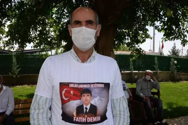 EVLAT NÖBETİNDEKİ BABA: KAÇ GEL OĞLUM, BAYRAMIMIZ OLSUN EVLAT NÖBETİNDEKİ BABA: KAÇ GEL OĞLUM, BAYRAMIMIZ OLSUN