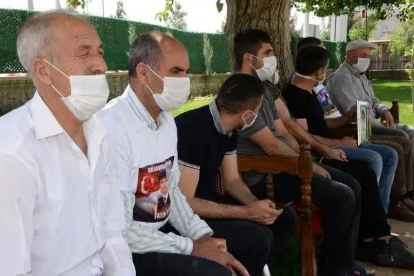 EVLAT NÖBETİNDEKİ BABA: KAÇ GEL OĞLUM, BAYRAMIMIZ OLSUN EVLAT NÖBETİNDEKİ BABA: KAÇ GEL OĞLUM, BAYRAMIMIZ OLSUN