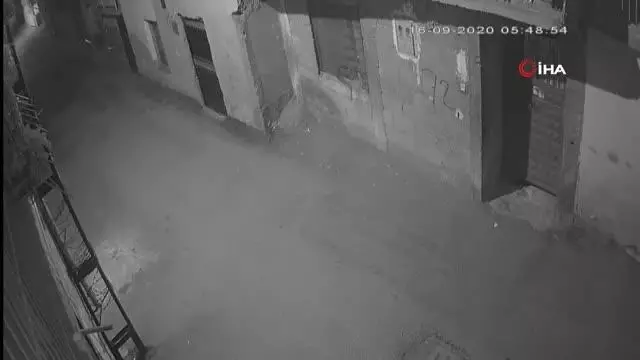 Evlere tırmanarak giren hırsız kamerada Evlere tırmanarak giren hırsız kamerada