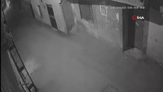 Evlere tırmanarak giren hırsız kamerada Evlere tırmanarak giren hırsız kamerada